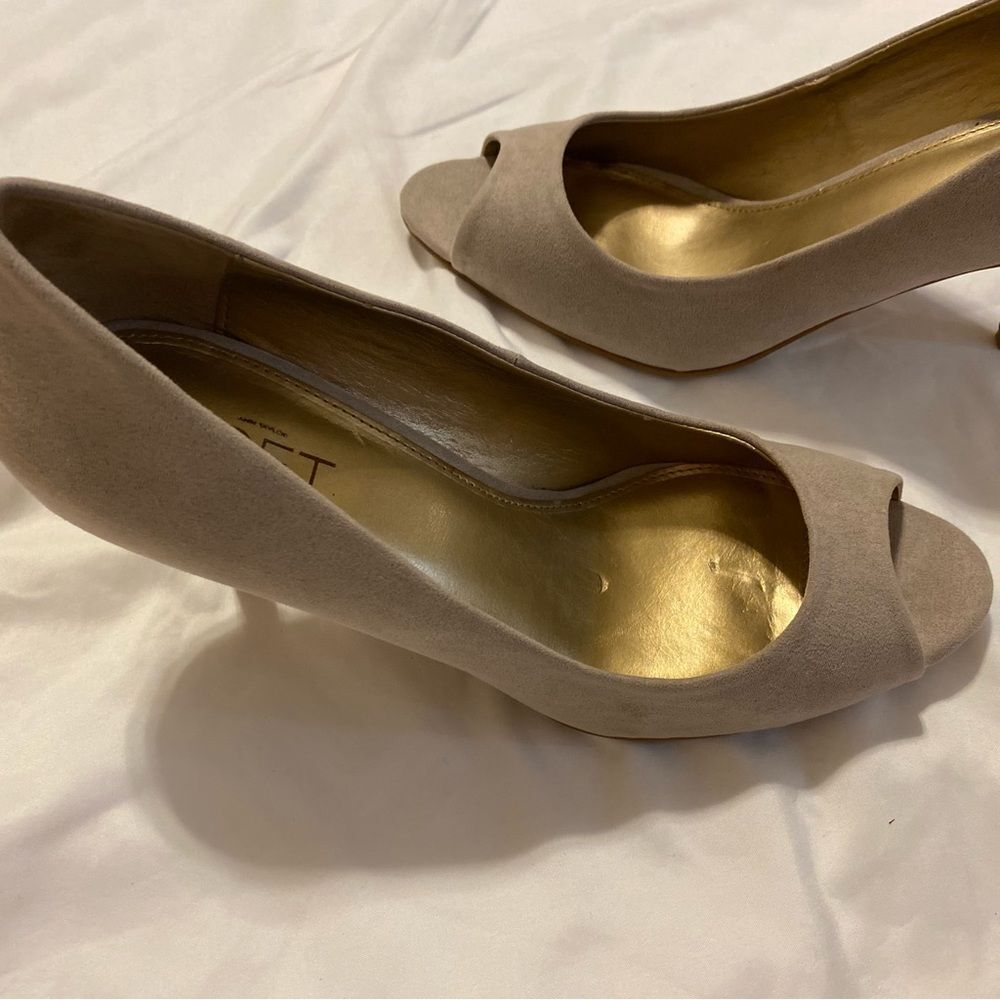LOFT Vegan Faux Suede Peep Toe Pumps Sz 9 excellent condition. Comfortable shoe - Picture 6 of 16